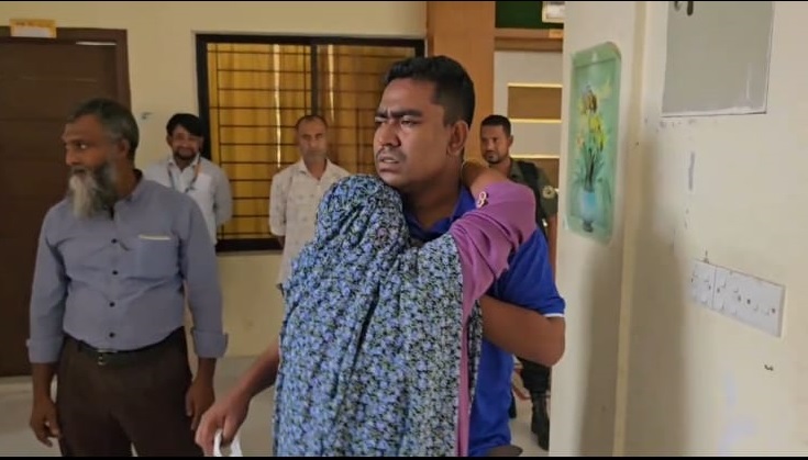 ছেলের অবহেলায় অসহায় মা, ভরণপোষণ ও চিকিৎসার দায়িত্ব নিলেন ডা. নোমান