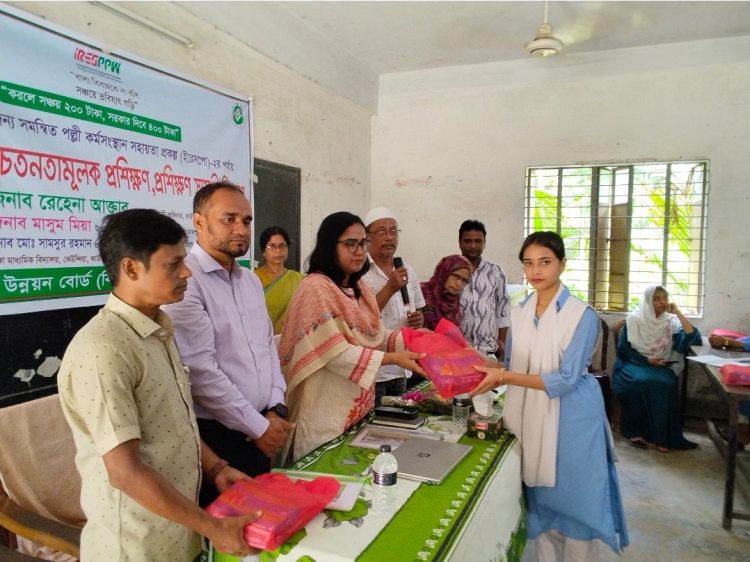 কাউখালীতে কিশোরীদের বাল্যবিবাহ রোধ ও সঞ্চয় বিষয়ে সচেতনতামূলক প্রশিক্ষণ