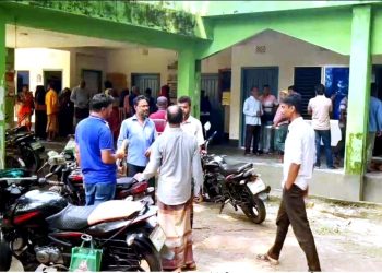 বাগেরহাটে ঘুষের অভিযোগে ইউপি প্রশাসক অবরুদ্ধ, এসিল্যান্ডের আশ্বাসে মুক্ত