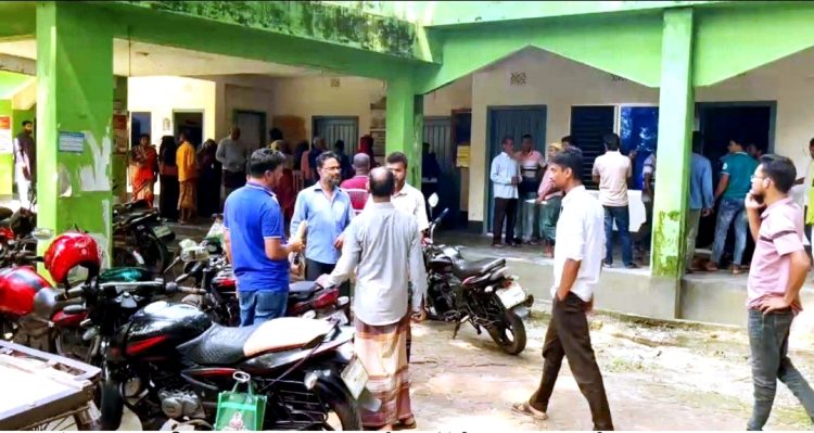 বাগেরহাটে ঘুষের অভিযোগে ইউপি প্রশাসক অবরুদ্ধ, এসিল্যান্ডের আশ্বাসে মুক্ত