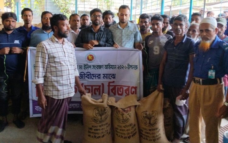 কাউখালীতে জেলে পরিবারের মাঝে ভিজিএফ চাল বিতরণ: বরাদ্দ বাড়ানোর দাবি জেলেদের