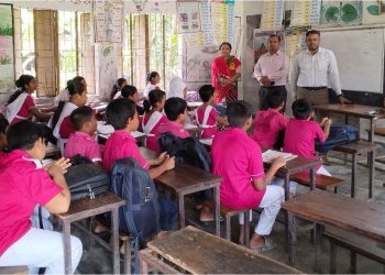 কাউখালীতে শিক্ষা অফিসার ওয়াহিদুর রহমানের প্রাথমিক বিদ্যালয় পরিদর্শন: হাতে-কলমে শেখালেন পড়ার কৌশল
