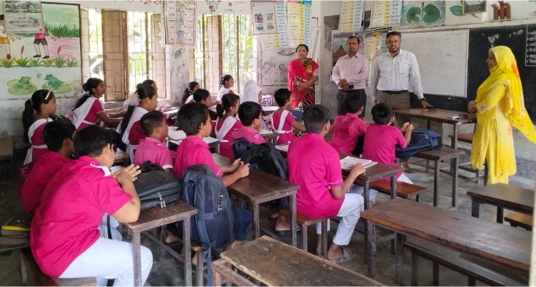কাউখালীতে শিক্ষা অফিসার ওয়াহিদুর রহমানের প্রাথমিক বিদ্যালয় পরিদর্শন: হাতে-কলমে শেখালেন পড়ার কৌশল