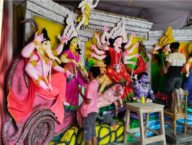 তুলির আঁচড়ে ফুটে উঠেছে দেবীর রূপ,  শেষ মুহূর্তে ব্যস্ত কাউখালীর প্রতিমা শিল্পীরা