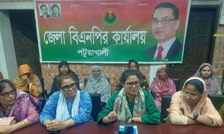 পটুয়াখালী জেলা মহিলা দলের নেত্রী ফারজানা ইয়াসমিন রুমা ও তানিয়া আক্তারের সংবাদ সম্মেলন