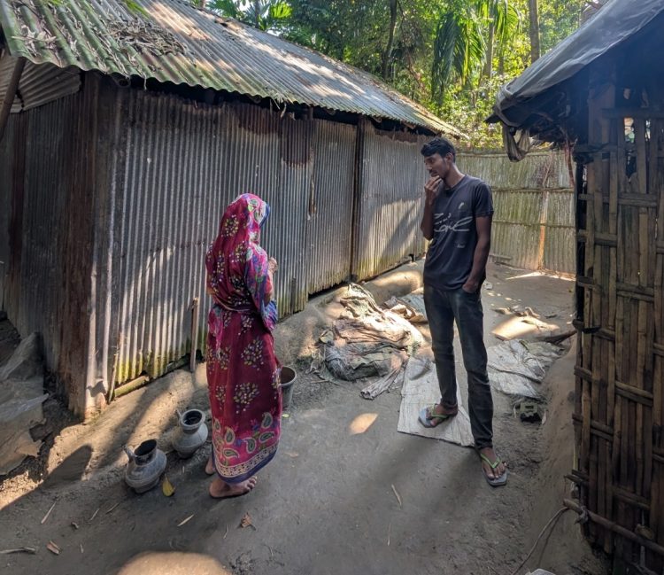 হাসনাবাদে ভূমিহীন প্রতিবন্ধীর মানবেতর জীবনযাপন