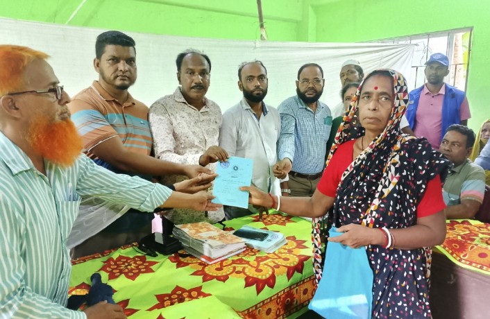চিলা ইউনিয়ন পরিষদে নতুন বয়স্ক, বিধবা ও প্রতিবন্ধী ভাতাভোগীদের মাঝে ভাতার বই বিতরণ