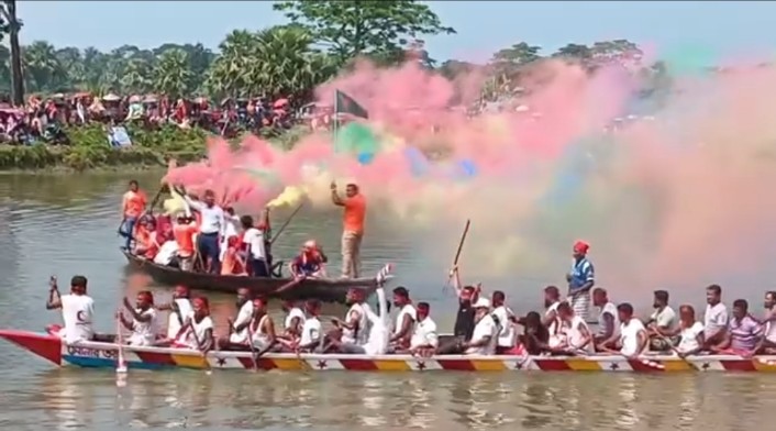 দশমিনায় উপজেলায় শারদীয় দূর্গাপূজা উপলক্ষে নৌকা বাইচ