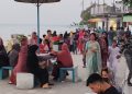 ছুটিতে দর্শনার্থীদের পদচারণায় মুখর কাউখালীর ডলফিন চত্বর