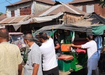 কাউখালীতে ফুটপাত ও সড়ক দখলে হাটের দিনে চরম ভোগান্তিতে হাজারো মানুষের
