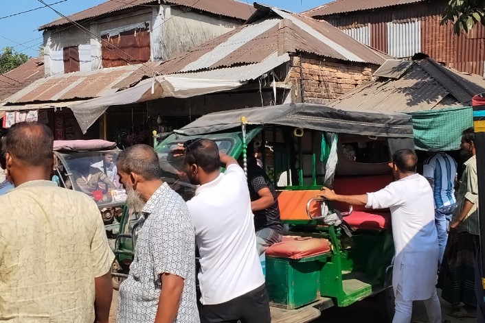 কাউখালীতে ফুটপাত ও সড়ক দখলে হাটের দিনে চরম ভোগান্তিতে হাজারো মানুষের
