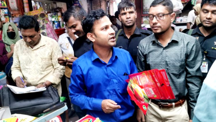 পাবনায় দোকানে বসেই ব্র্যান্ডের চা প্যাকেটজাত: পাঁচ প্রতিষ্ঠানকে ৭৭ হাজার টাকা জরিমানা